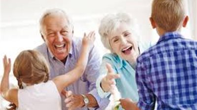 دراسة حديثة: رعاية الأحفاد تحمي الأجداد من الخرف