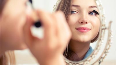 نصائح ذهبية للحصول على مكياج ثابت ومثالي في فصل الصيف 