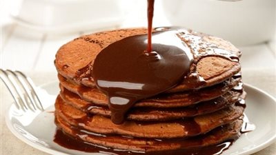 سهل ولذيذ .. طريقة عمل البان كيك بصوص النوتيلا في مطبخك