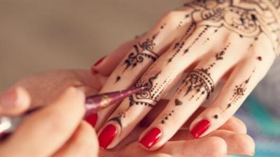 تفسير رؤية الحناء في المنام وعلاقتها بالتخلص من الأعباء والمشكلات 