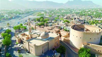 500 جامع ومسجد بنزوى.. توازن فريد بين الهوية العُمانية والتحول السياحي العصري