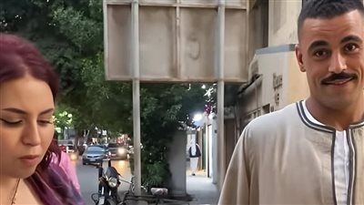 بائع التين الشوكي يخطف أنظار فتيات السوشيال ميديا 