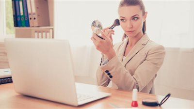 لإطلالة ناعمة.. خطوات تطبيق مكياج مثالي للعمل بدون كريم أساس