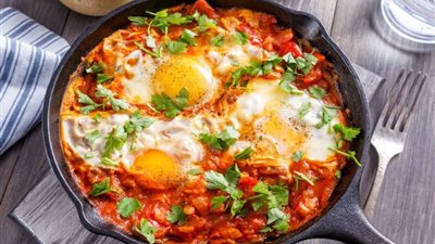 سهلة ولذيذة .. طريقة عمل الشكشوكة بالبيض والطماطم في مطبخك