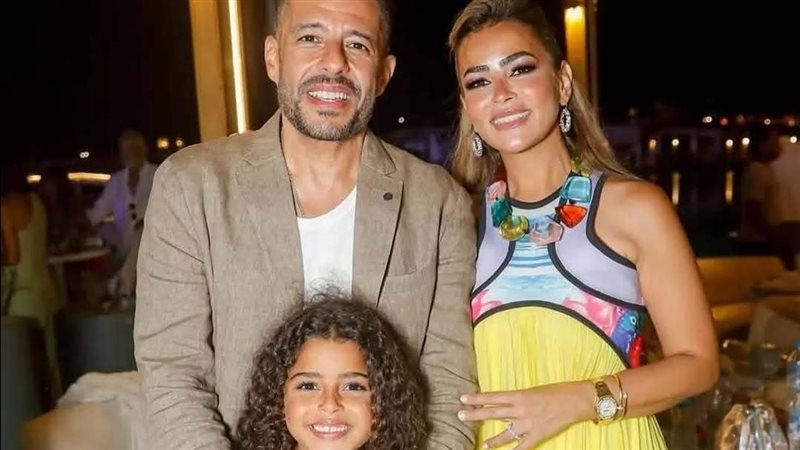 محمد حماقي مع زوجته
