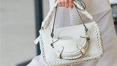 تفسير حلم الشنطة البيضاء في المنام وعلاقته بسماع الأخبار السعيدة