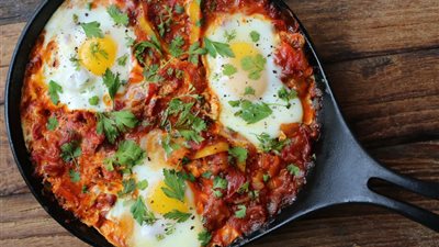 صحية ولذيذة  ..  تعلمى طريقة عمل الشكشوكة بالسبانخ في مطبخك