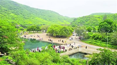 عين رزات.. لوحة خريفية تنبض بالحياة والطبيعة في ظفار بسلطنة عُمان