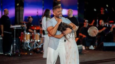 بعد أزمة راغب علامة.. معجبة تقتحم المسرح وتعانق تامر حسني بشكل محرج