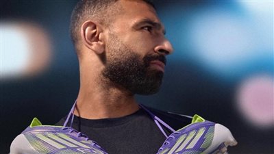 محمد صلاح يفاجئ متابعيه بحذاء جديد بتصميم عائلي مميز