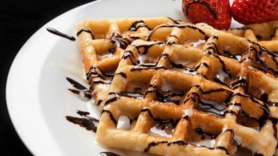 حلويات شهية وسريعة .. طريقة عمل الوافل بالفواكهة والشوكولاتة