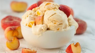 منعش ولذيذ.. طريقة عمل آيس كريم الخوخ بمكونات بسيطة في المنزل 