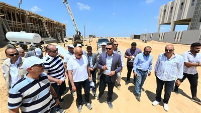 وزير الإسكان يتفقد مشروع مرافق الأراضي الصناعية وكوبري أعلى مسار القطار الكهربائي ببرج العرب الجديدة