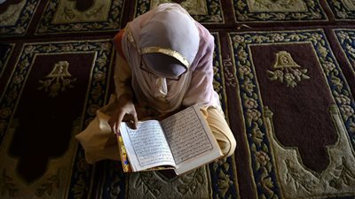 تفسير حلم قراءة سورة الفلق في المنام للعزباء والمتزوجة 