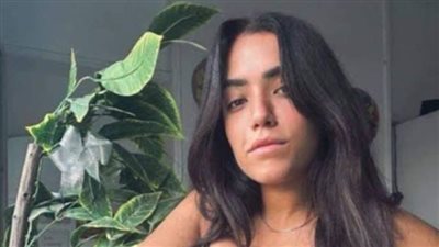 قلبي هيقف ..آية سليم تستغيث في مطار باريس