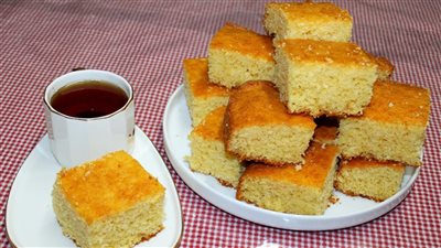 طريقة عمل كيكة الذرة الشهية بمكونات بسيطة في المنزل 