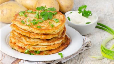 لإفطار صحي ولذيذ .. طريقة عمل بان كيك البطاطس بالجبنة