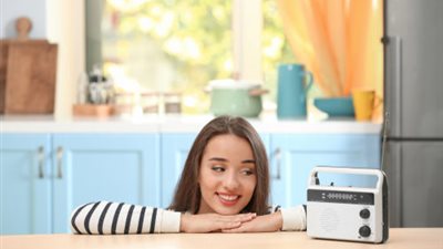 تفسير رؤية الراديو في المنام للعزباء والمتزوجة والحامل 