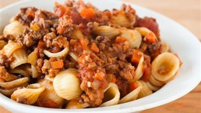 وصفة إيطالية لذيذة وسهلة.. طريقة عمل مكرونة بولينيز بالدجاج