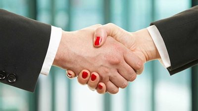 ما حكم مصافحة المرأة لزميلها في العمل؟  أمين الفتوى يُجيب