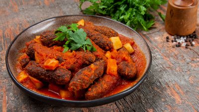 لذيذة واقتصادية.. طريقة عمل كفتة الأرز بالصلصة في مطبخك