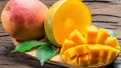 تفسير حلم أكل المانجو في المنام للعزباء والمتزوجة والحامل 