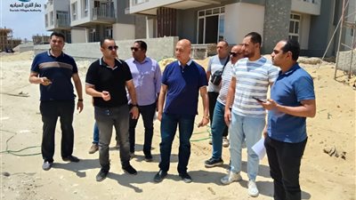 مسؤولو «الإسكان» يتفقدون المشروعات الجاري تنفيذها بالقرى السياحية في مارينا العلمين
