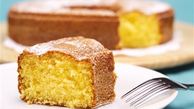 طريقة عمل كيكة الزبادي الهشة بمكونات بسيطة وطعم لذيذ 