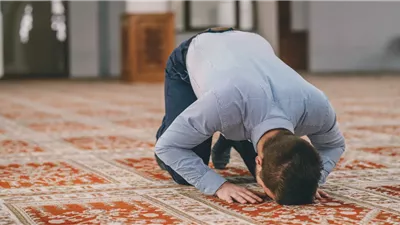 زوجي يرفض اصطحاب ابنه إلى الصلاة.. ماذا أفعل؟