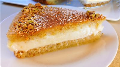 لعشاق الحلويات .. طريقة عمل البسبوسة بالقشطة في المنزل  مثل المحلات