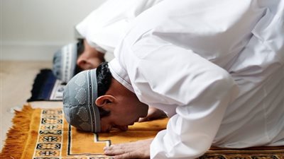 ما الفرق بين سجود الشكر وصلاة الشكر؟ .. «الإفتاء تُجيب»