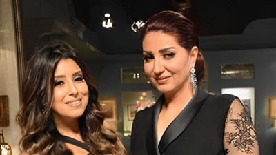 بعد أزمتهما بمصر.. وفاء عامر وشقيقتها آيتن معًا بمسرحية “فيلم رومانسي” بدبي