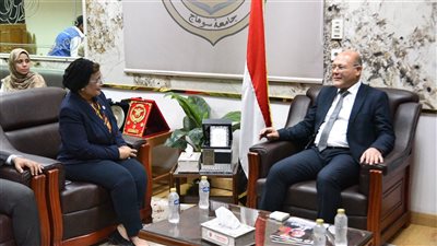 نائب وزير الصحة تبحث بجامعة سوهاج سبل مواجهة القضية السكانية ووفيات المواليد