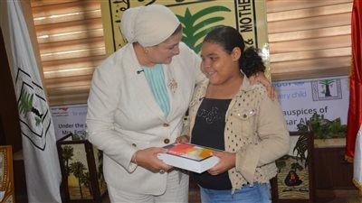 القومي للطفولة والأمومة يكرم طفلة واقعة كيس الشيبسي ويعينها سفيرة الرحمة بالمجلس