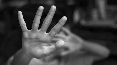 مأساة تهز الرأي العام.. فتاة تستغيث بعد اتهام والدها بالاعتداء عليها