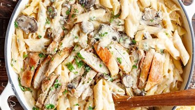 مثل المطاعم.. طريقة عمل مكرونة ألفريدو بالدجاج في المنزل 