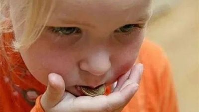 ماذا أفعل إذا ابتلع طفلي عملة معدنية وكيف أتصرف؟