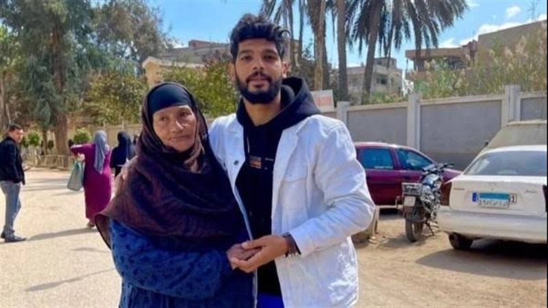 إبراهيم شيكا مع والدته