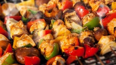 مثل المطاعم .. طريقة عمل شيش طاووق الدجاج  في مطبخك 