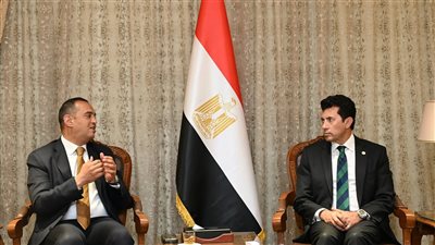 وزير الشباب يبحث مع 
