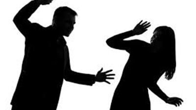 أعيش مع زوج عصبي يضربني بالحزام.. ماذا أفعل؟
