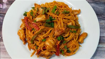 سريعة وشهية.. طريقة عمل مكرونة بصوص الباربيكيو والبصل  