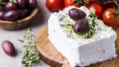 رزق ومال وفير .. تفسير رؤية الجبن الأبيض في المنام 