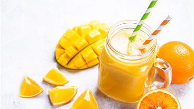 منعش ولذيذ .. طريقة عمل  سموثي المانجو بعصير البرتقال