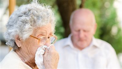 علماء يكشفون سر ضعف مناعة كبار السن أمام الإنفلونزا