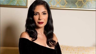 منى زكي تعود إلى الدراما بمسلسل “طالع نازل”.. هل تعرض في رمضان؟