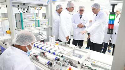 خالد عبدالغفار يشهد التشغيل التجريبي لخط إنتاج فلاتر الغسيل الكلوي