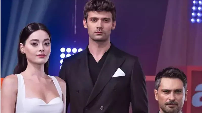 الغريب في المرآة