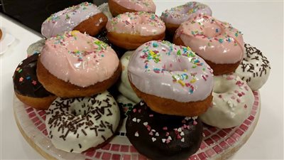 أحلى من الجاهزة.. طريقة عمل الدونات المقلية في مطبخك 