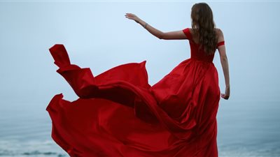   تفسير حلم ارتداء الفستان الأحمر في المنام للعزباء والحامل 